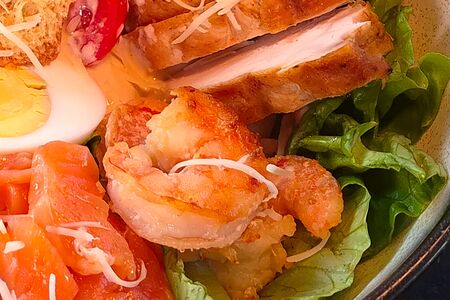 Салат Цезарь с креветками