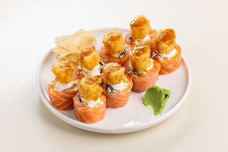 Ролл в рисовой бумаге с лососем