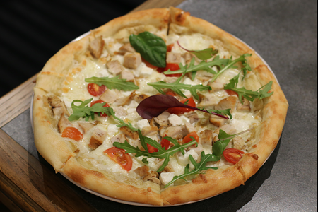 Пицца с курицей и сыром фета