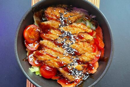 Теплый салат со шницелем тонкацу, свежими овощами под соусом поке