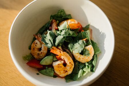 Салат с креветками, томатами и авокадо