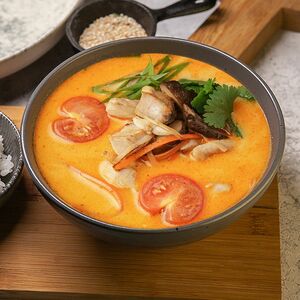 Том ям с курицей и грибами