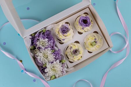 Набор капкейков с эустомой и хризантемой