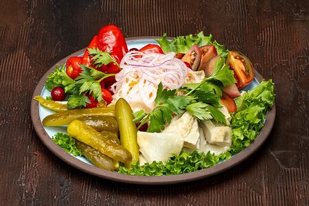 Ассорти из соленых и маринованных овощей