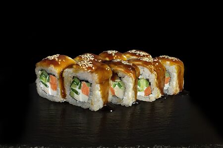 Дракон с угрём и лососем