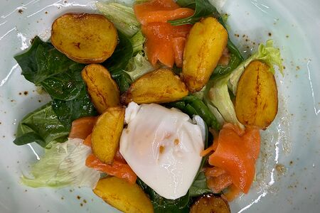 Теплый салат с лососем и бэби-картофелем