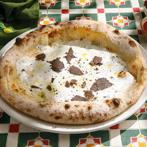 Пицца с рикоттой и черным трюфелем