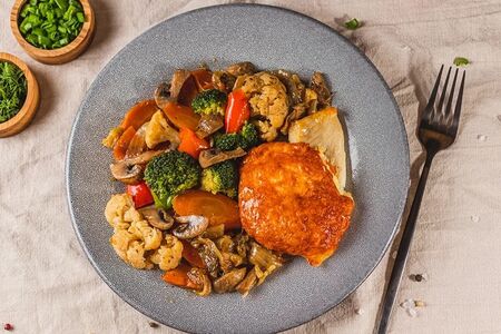 Тилапия с томатами под сыром и овощи по-итальянски