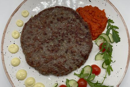 Балканская котлета Плескавица с лютеницей