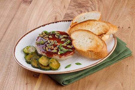 Паштет из печени цыпленка, с ткемали, битыми огурцами и багетом