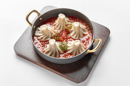 Мини-хинкали из говядины в соусе из свежих томатов