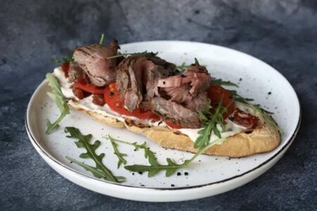 Брускетта с ростбифом