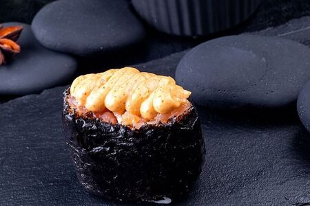 Острые суши с угрём