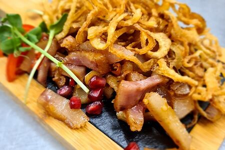 Жаренные свиные уши с луком фри