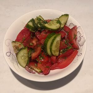 Соленый помидор и огурец