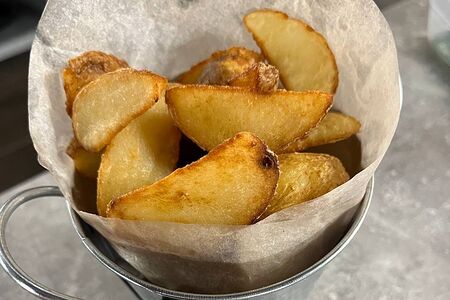 Картофельные дольки с соусом