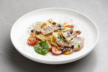 Фетучини с томленой свининой и грибами