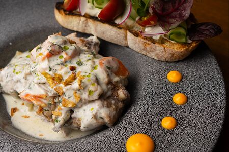 Кролик, томлённый в сметане