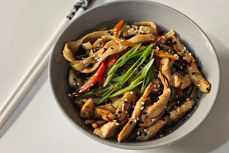 Wok сливочный с курицей