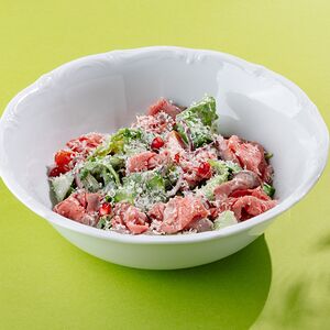 Салат с ростбифом, свежими овощами и гранатом 