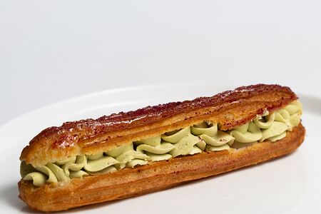 Эклер малина-фисташка