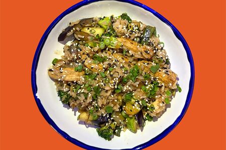 Жареный рис с курицей