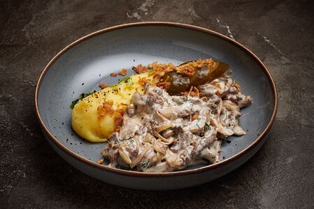 Бефстроганов из говядины с картофельным пюре