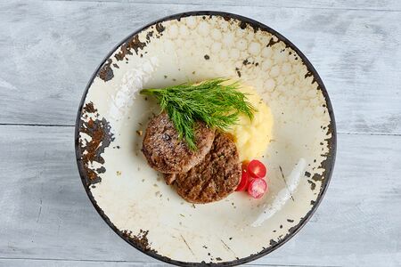 Котлеты из телятины с картофельным пюре