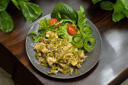 Скрембл с грибами и песто