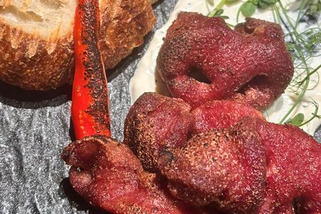 Свиные пятачки с хлебом и перцем чили