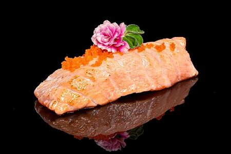 Опаленные суши с форелью