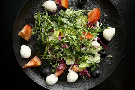 Салат моцарелла с помидорами