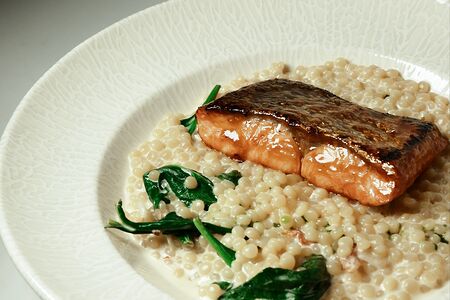 Стейк из форели с птитимом