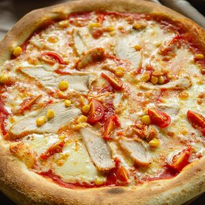 Пицца курица с кукурузой 