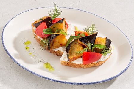 Брускетта с хрустящими баклажанами, томатами и кремом из цветной капусты