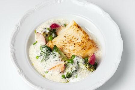 Палтус конфи с брокколи и соусом с молочной сывороткой