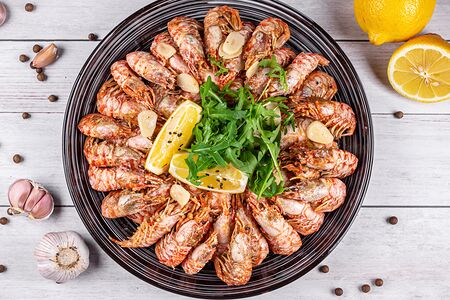 Жареные креветки Dragon в соусе том ям 