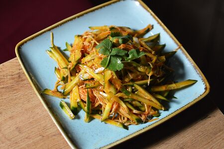 Салат с грибами Эноки