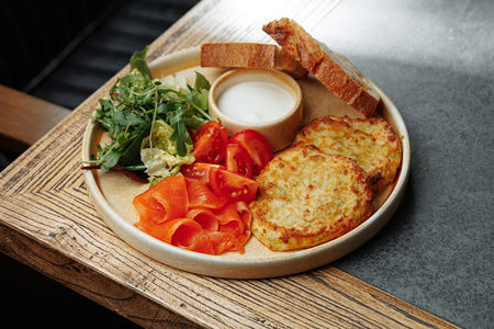 Кабачковые оладьи с лососем