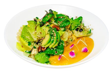 Киноа с авокадо и манговым соусом 