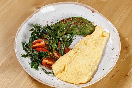 Скрембл из яиц с рукколой, авокадо и помидорами черри