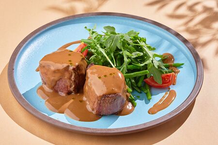 Медальоны из говядины с соусом демиглас