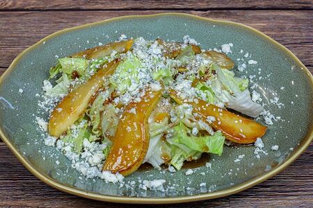 Салат с карамелизированной грушей