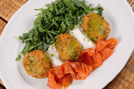 Биточки из цукини и шпината с лососем и рукколой