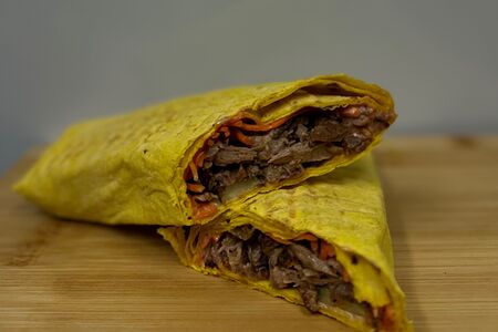 Шаурма с говядиной в сырном лаваше