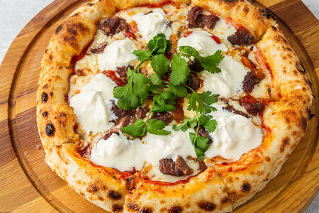 Пицца с телячьими щечками и страчателлой