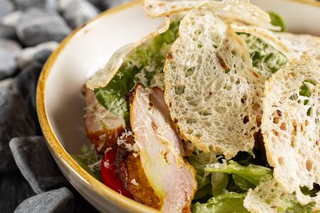 Цезарь с куриным бедром гриль