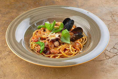 Спагетти с морепродуктами в соусе Наполитанно