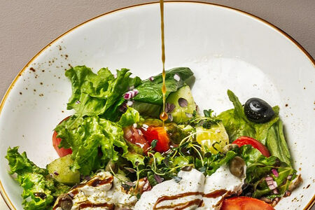 Греческий с муссом из сыра фета