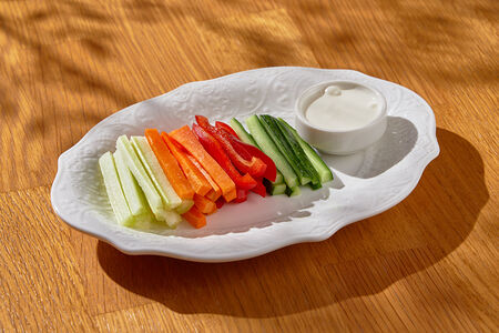 Овощные палочки с домашней сметаной